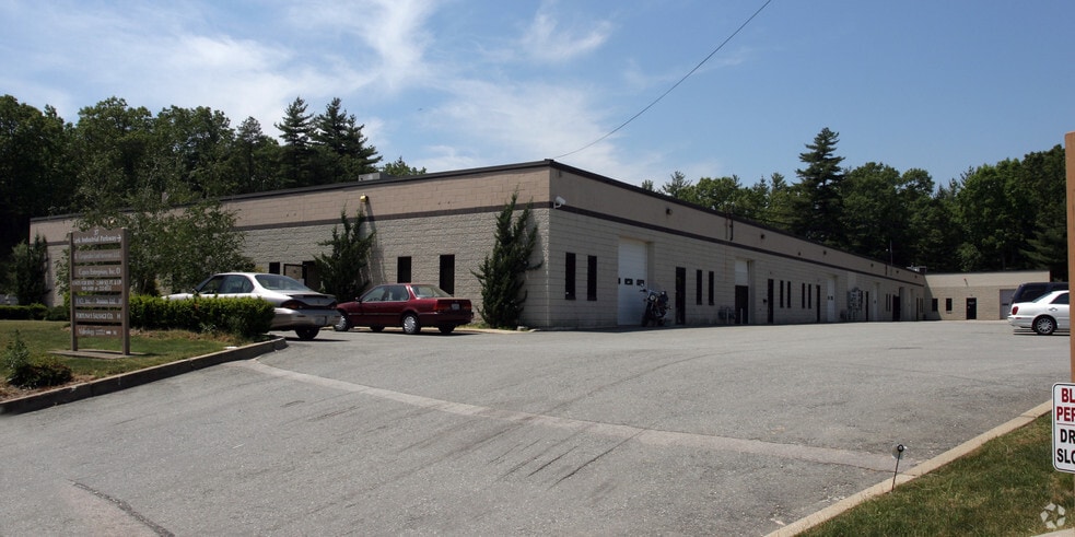 37 Lark Industrial Pky, Greenville, RI à vendre - Photo du bâtiment - Image 2 de 43