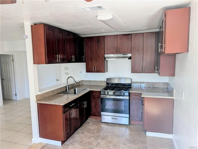 1327 N Ross St, Santa Ana, CA for sale - Building Photo - Image 3 of 7