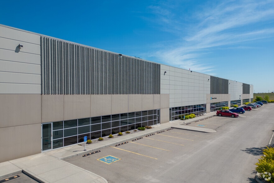 10760 25th St NE, Calgary, AB for lease - Building Photo - Image 3 of 7