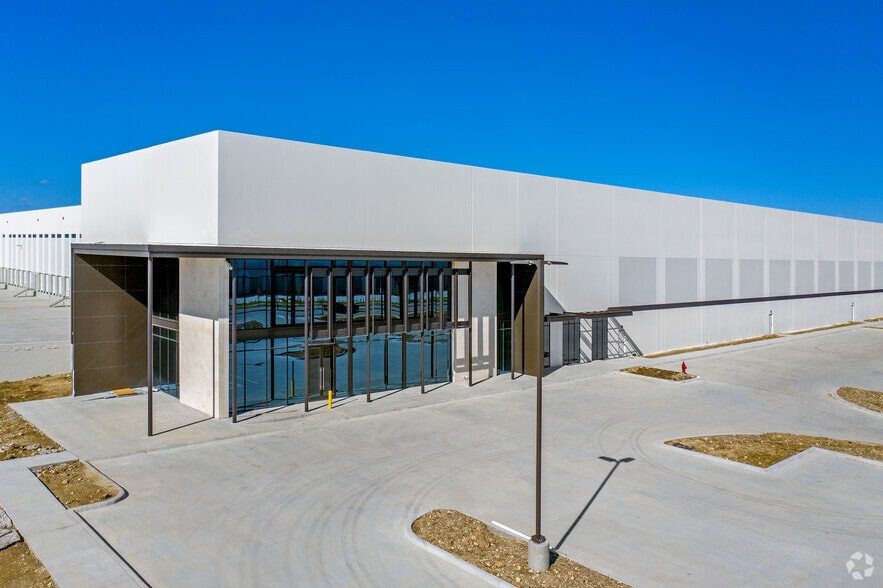 4251 Northern Cross Blvd, Haltom City, TX for lease - Primary Photo - Image 1 of 6