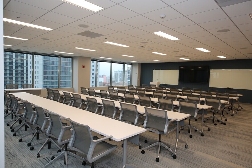 550 W Washington Blvd, Chicago, IL à louer - Photo du bâtiment - Image 2 de 25