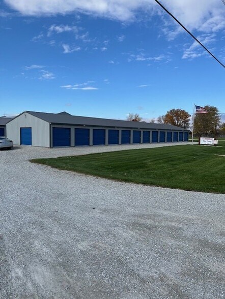 S & L Warehouse Mini Storage portefeuille de 2 propriétés à vendre sur LoopNet.ca - Photo du bâtiment - Image 2 de 4