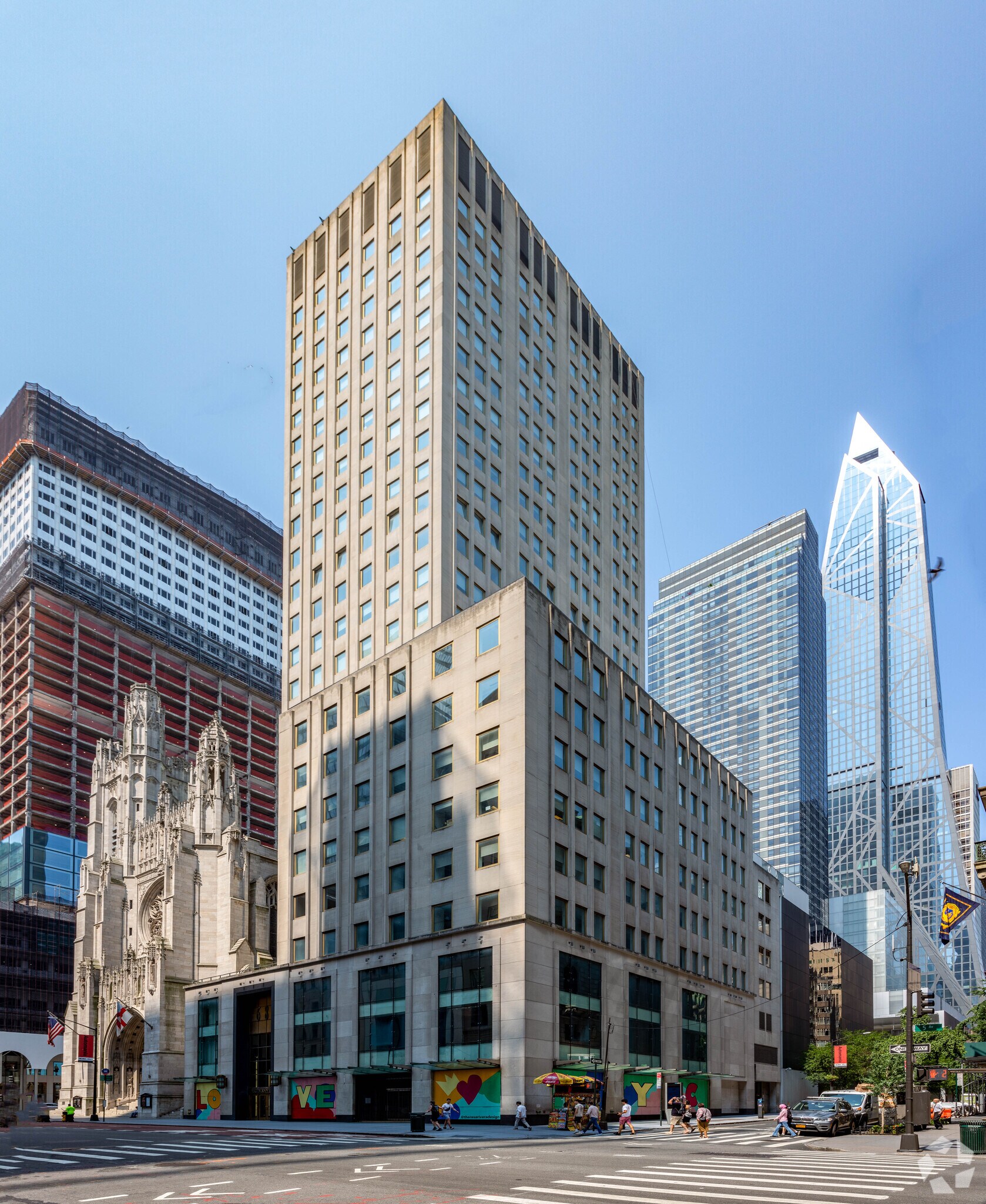 680 Fifth Ave, New York, NY à louer Photo du bâtiment- Image 1 de 10