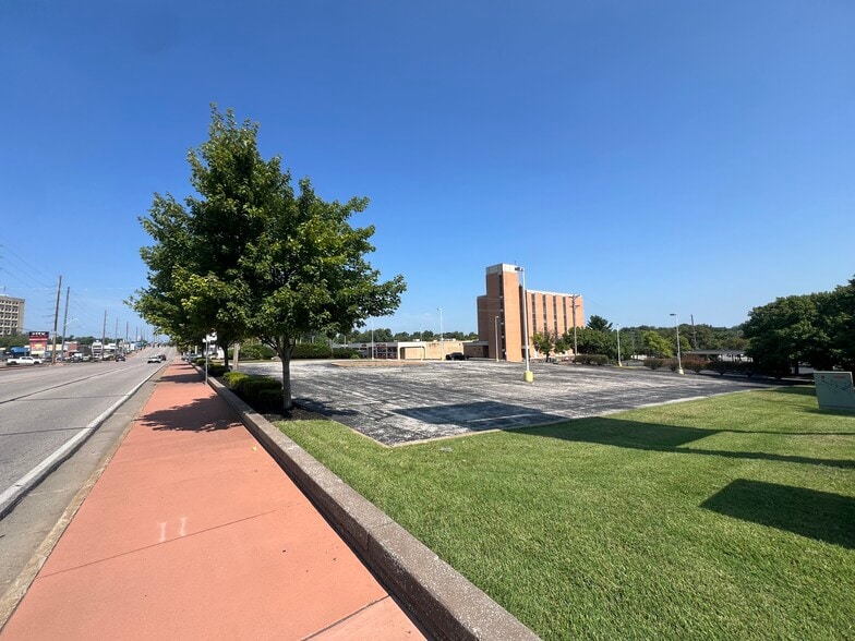 10402 International Plaza, Saint Ann, MO for sale - Building Photo - Image 2 of 5