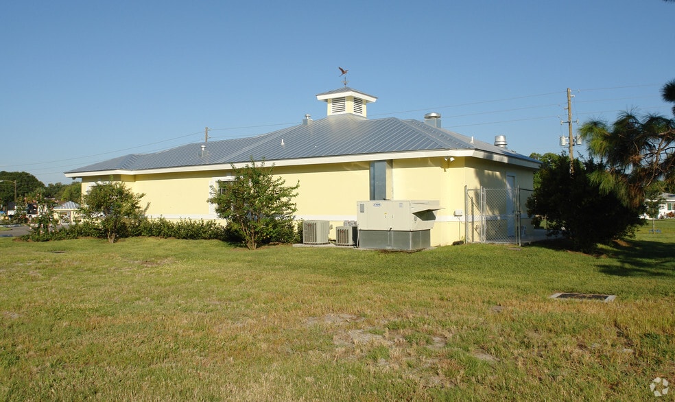 2555 Pinellas Point Dr S, Saint Petersburg, FL à vendre - Photo du bâtiment - Image 3 de 4