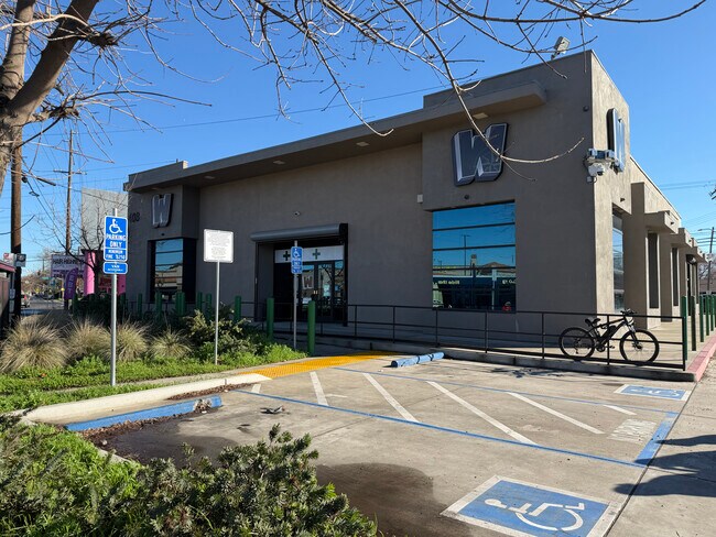 Plus de détails pour 408 Paradise Rd, Modesto, CA - Commerce de détail à vendre