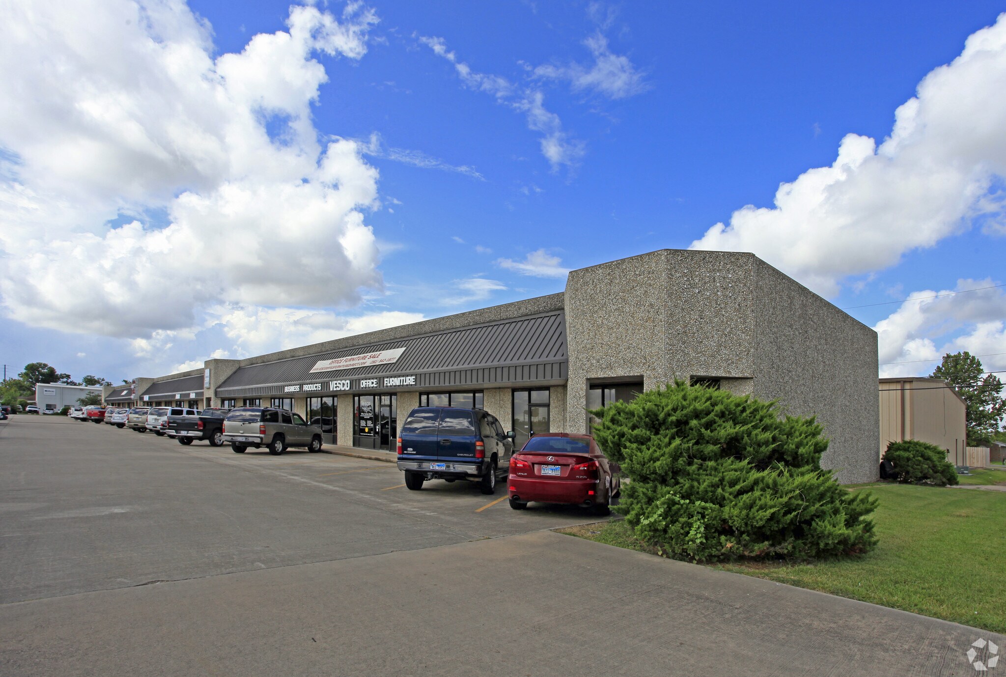 La Porte Business Park portefeuille de 2 propriétés à vendre sur LoopNet.ca Photo principale- Image 1 de 15