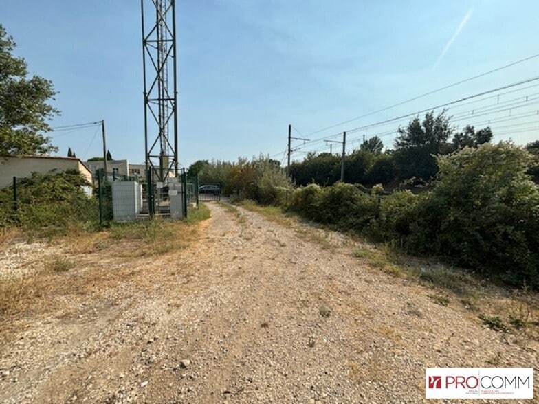 Flex in Bedarrides for lease - Building Photo - Image 2 of 3