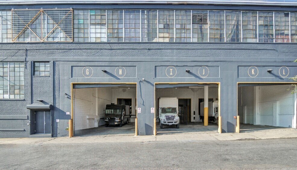 58-30 Grand Ave, Maspeth, NY à louer - Photo du bâtiment - Image 3 de 19