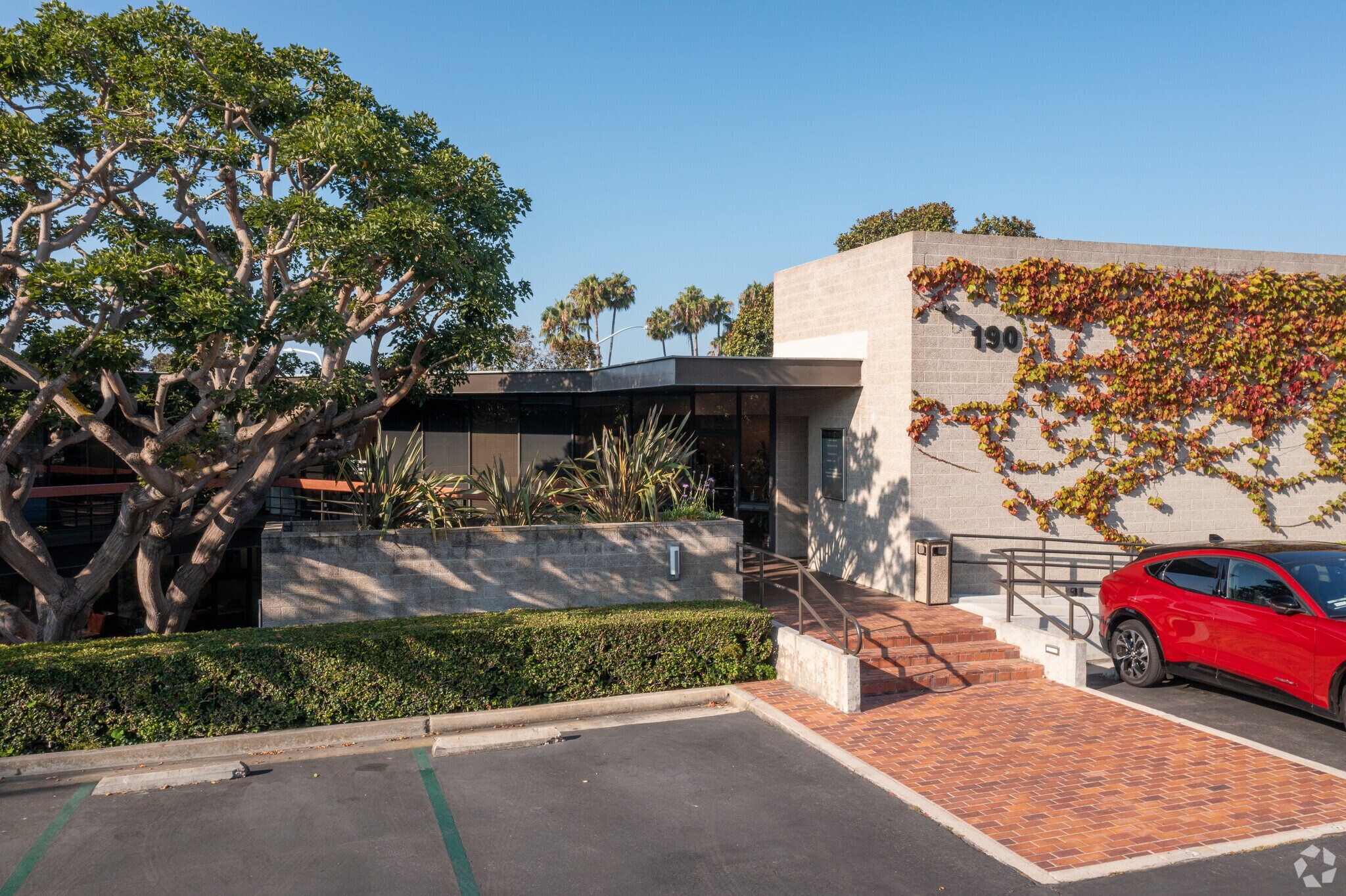 190 Newport Center Dr, Newport Beach, CA à louer Photo du bâtiment- Image 1 de 5