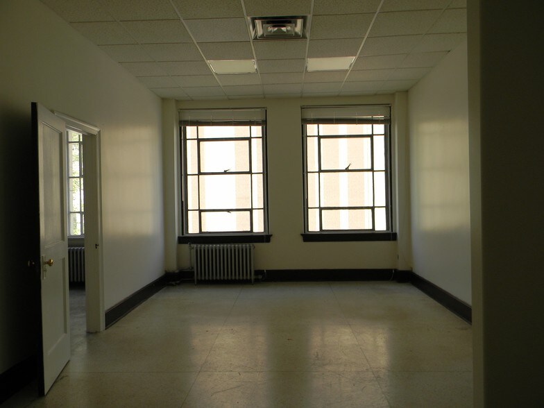 819 Lee St, Charleston, WV à louer - Photo intérieure - Image 2 de 3