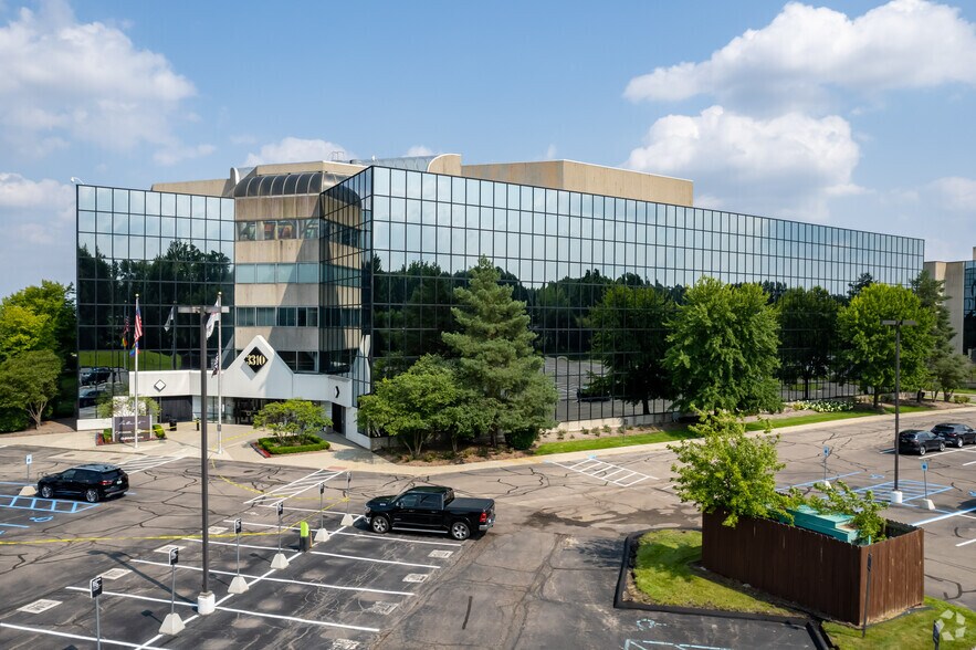 3310 W Big Beaver Rd, Troy, MI à louer - Photo du bâtiment - Image 3 de 24