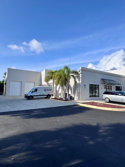 1989 Trade Center Way, Naples, FL à louer - Photo du bâtiment - Image 3 de 8
