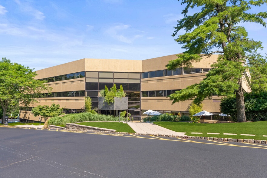 300 Executive Dr, West Orange, NJ à louer - Photo du bâtiment - Image 2 de 35