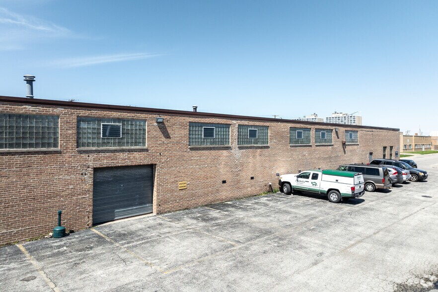 7051 W Wilson Ave, Norridge, IL à vendre - Photo du bâtiment - Image 2 de 4