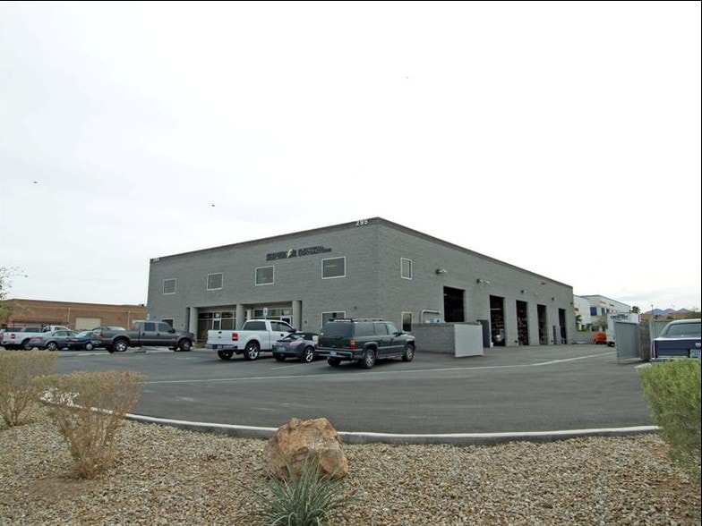 295 Sunpac Ave, Henderson, NV à vendre - Photo du bâtiment - Image 3 de 6
