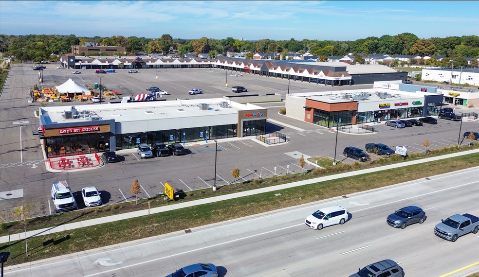 5633-5847 E Thirteen Mile Rd, Warren, MI for lease - Building Photo - Image 2 of 8