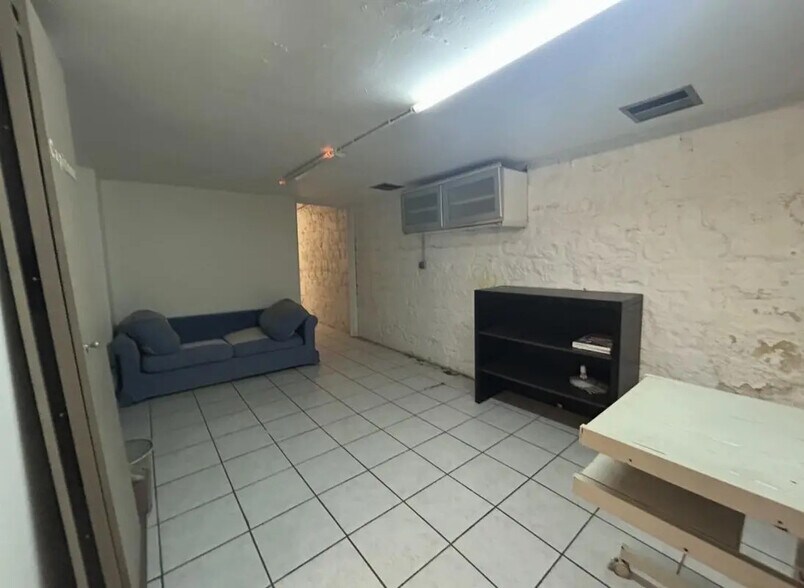 Retail in Paris for lease - Building Photo - Image 3 of 5