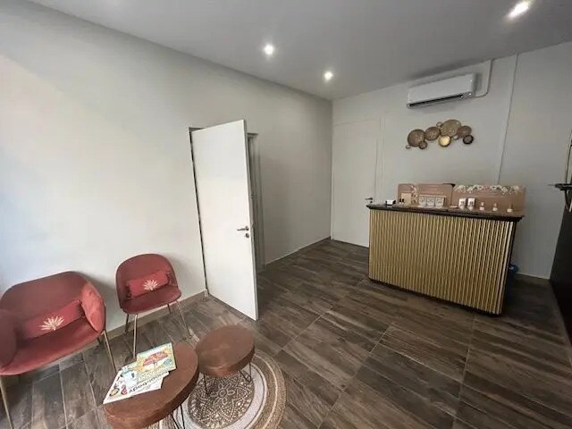 Retail in Oullins for lease - Interior Photo - Image 2 of 3