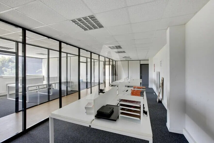 Flex in Lieusaint for lease - Interior Photo - Image 3 of 5