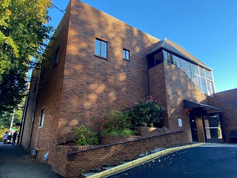 4702-4706 NE Glisan St, Portland, OR à louer - Photo du bâtiment - Image 2 de 11