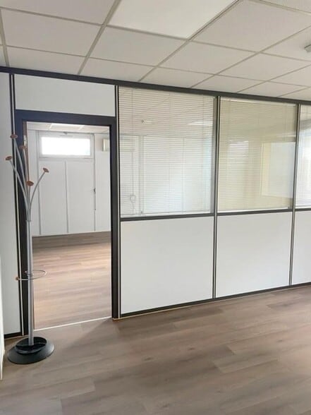 Office in Versailles for lease - Interior Photo - Image 3 of 11