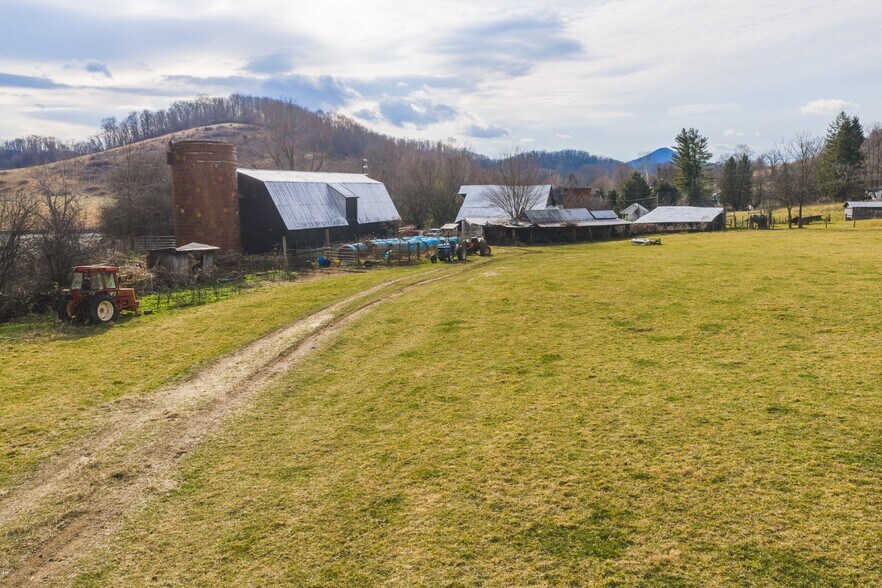 230 Barn Ave, North Tazewell, VA à vendre - Photo du bâtiment - Image 3 de 72