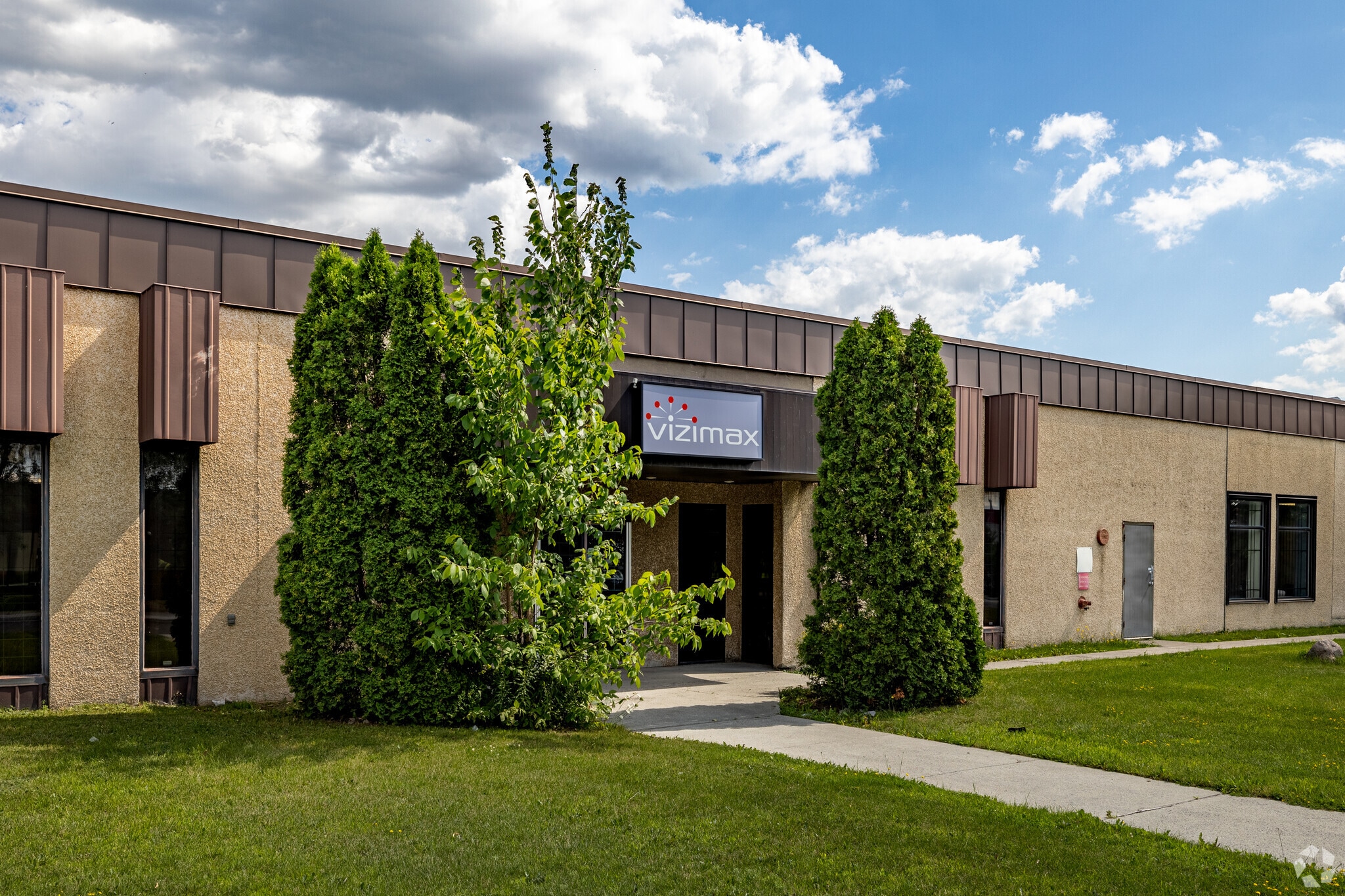 2270-2294 Rue De La Province, Longueuil, QC for lease Primary Photo- Image 1 of 7