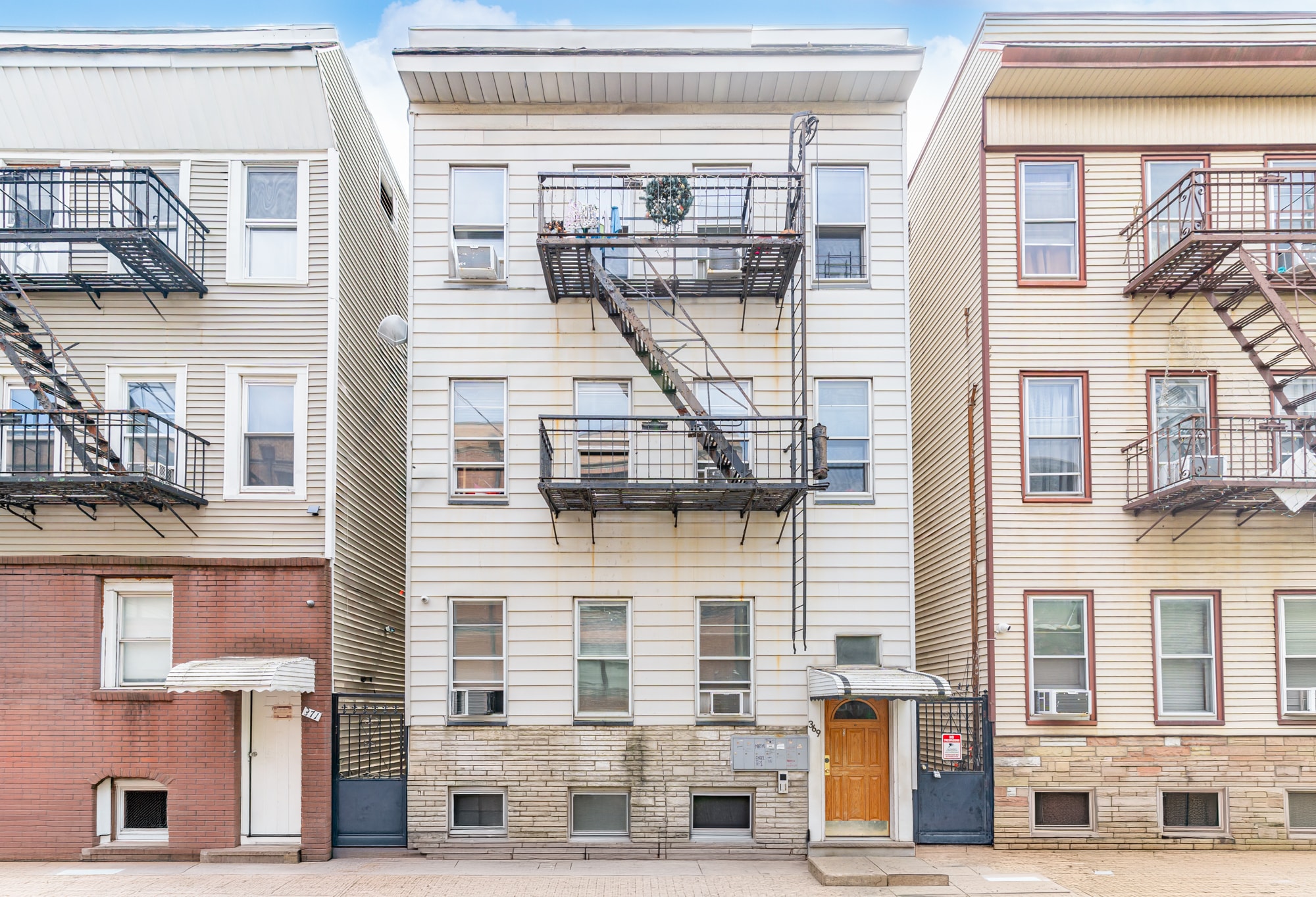 Multifamily | 5 Properties | 31 Units portfolio of 5 properties for sale on LoopNet.ca Building Photo- Image 1 of 6