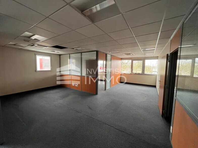 Office in Torcy for lease - Interior Photo - Image 2 of 4