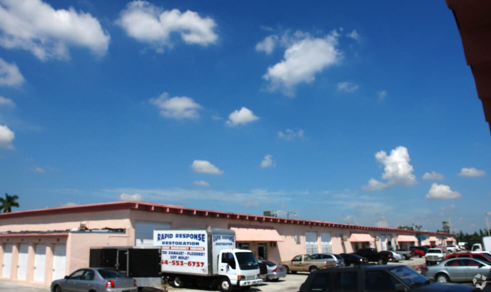 3150 W Pembroke Rd, Hallandale Beach, FL for lease - Building Photo - Image 3 of 4
