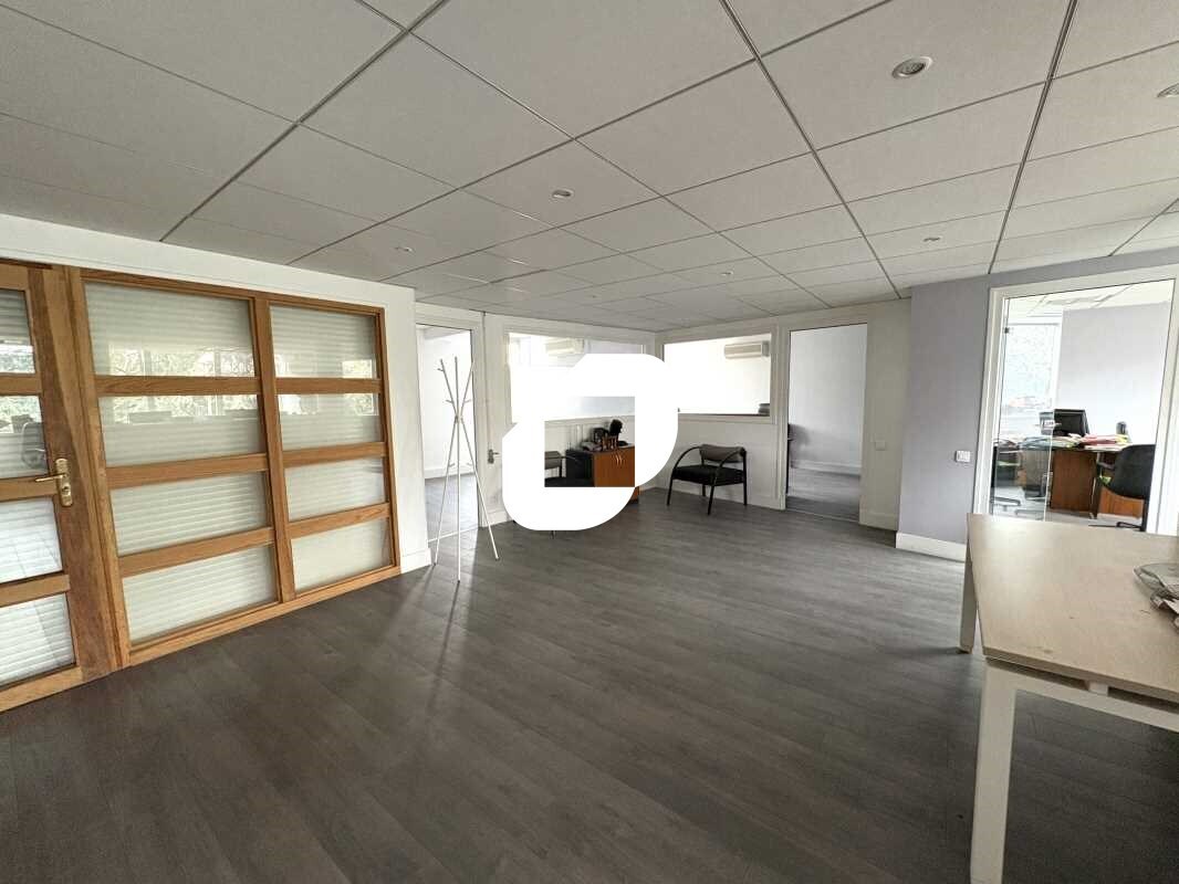 Office in Lyon for sale Interior Photo- Image 1 of 15