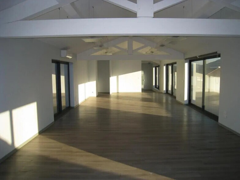 Office in Aubagne for lease - Building Photo - Image 1 of 7
