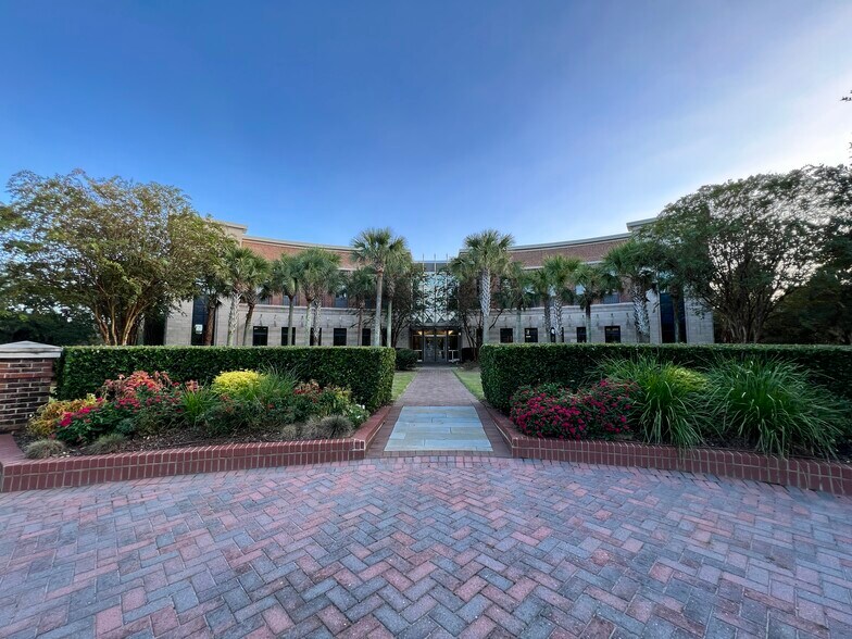 126 Seven Farms Dr, Daniel Island, SC à vendre - Photo du bâtiment - Image 2 de 4