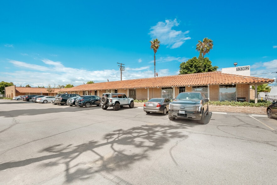 13362 Newport Ave, Tustin, CA à louer - Photo du bâtiment - Image 2 de 44