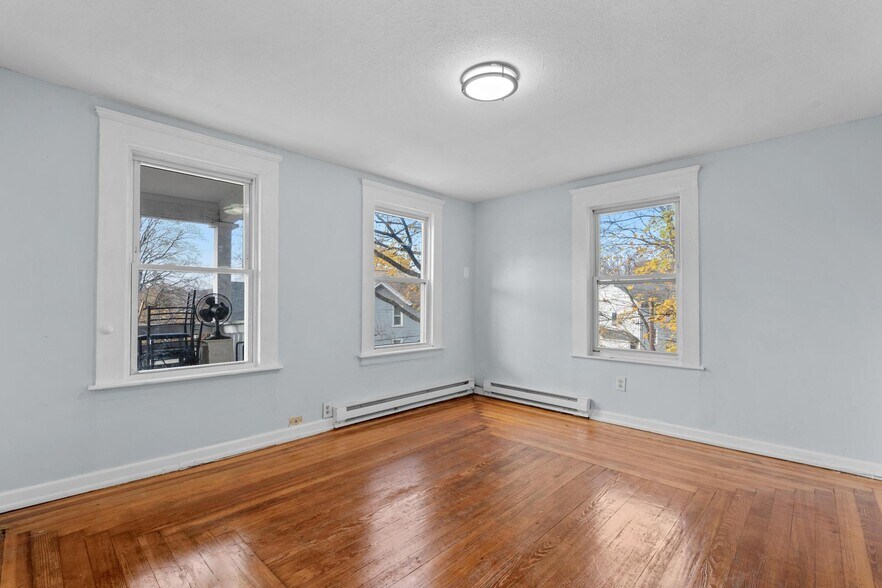 156 Orange St, Waterbury, CT à vendre - Photo du bâtiment - Image 3 de 19