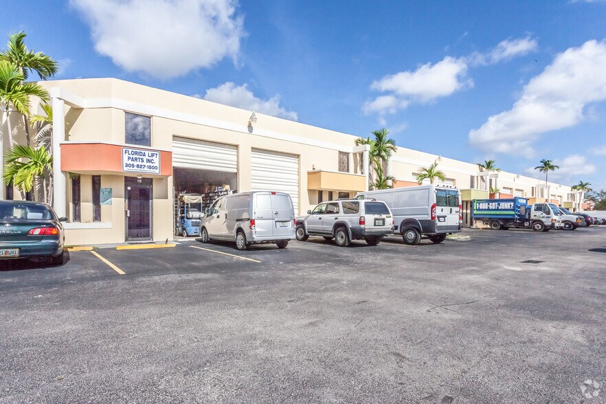 2501-2545 W 80th St, Hialeah, FL à louer - Photo principale - Image 1 de 10