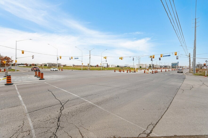 70 Superior Blvd, Mississauga, ON à vendre - Photo du bâtiment - Image 3 de 23