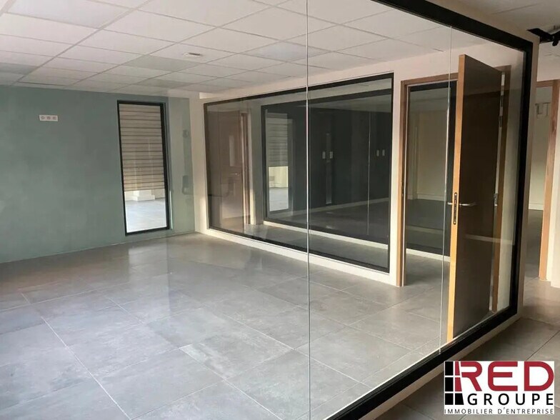 Flex in Aubagne for lease - Interior Photo - Image 3 of 5