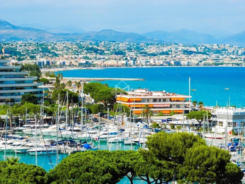 Retail in Villeneuve-Loubet for sale - Aerial - Image 2 of 3