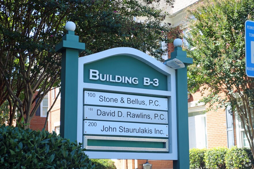 6849 Peachtree Dunwoody Rd NE, Atlanta, GA à louer - Photo du bâtiment - Image 2 de 14