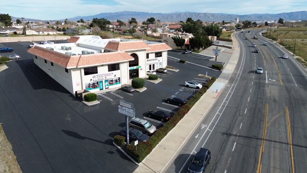 14075 Hesperia Rd, Victorville, CA à vendre - Photo du bâtiment - Image 3 de 49