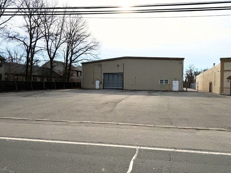 750 S Railroad Ave, West Babylon, NY à vendre - Photo du bâtiment - Image 2 de 8