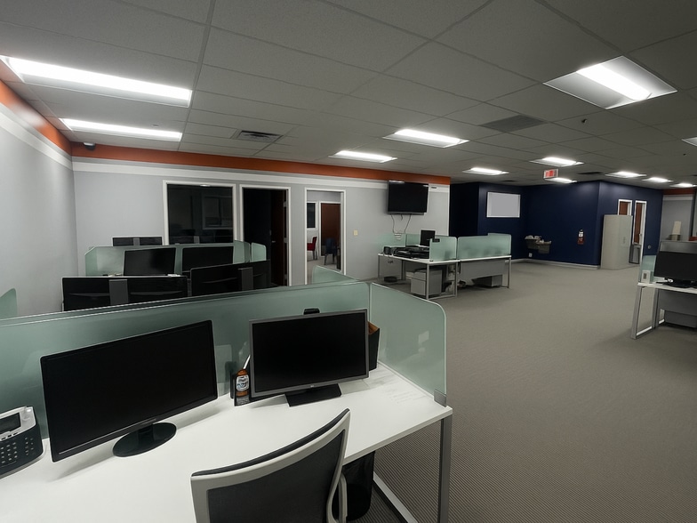 790 Atlanta S Pky, Atlanta, GA for lease - Building Photo - Image 2 of 4