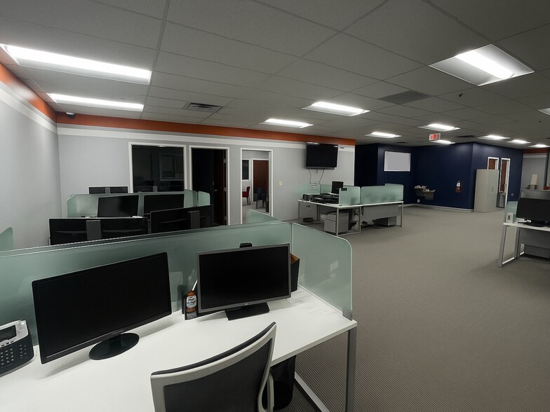 790 Atlanta S Pky, Atlanta, GA à louer - Photo du bâtiment - Image 2 de 4