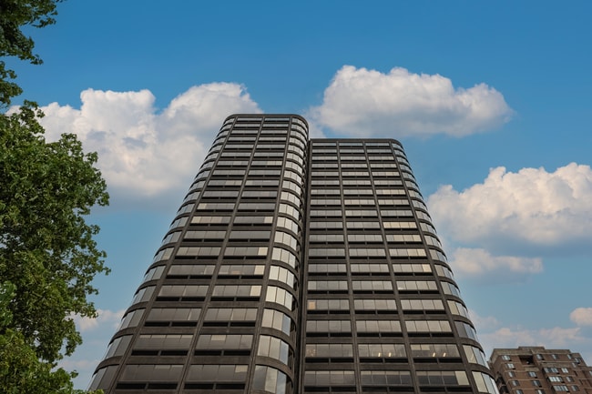 More details for 300 Rue Léo-Pariseau, Montréal, QC - Office for Lease