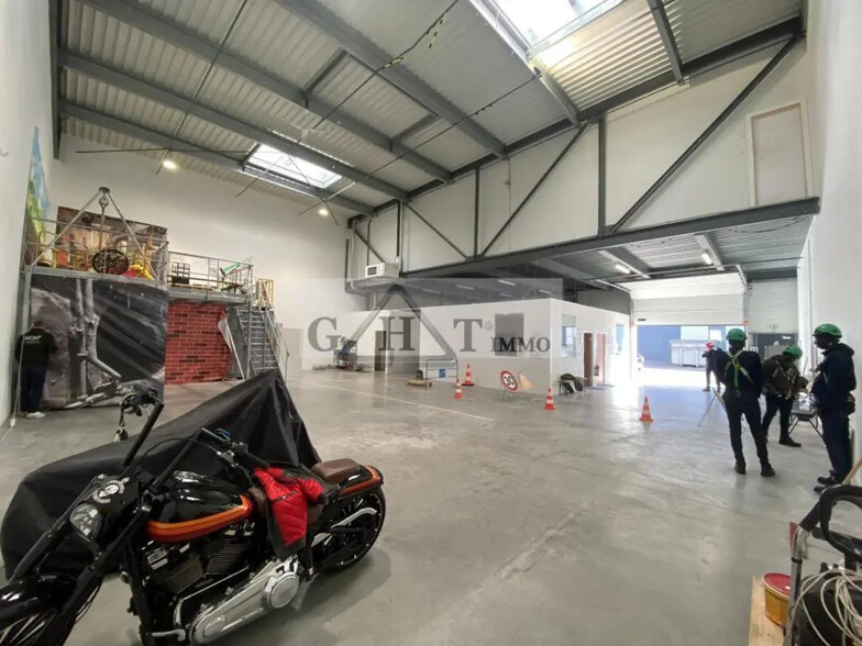 Industrial in Villeneuve-la-Garenne for lease - Building Photo - Image 1 of 12
