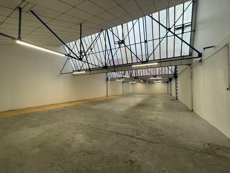 Flex in Montreuil for lease - Building Photo - Image 2 of 7