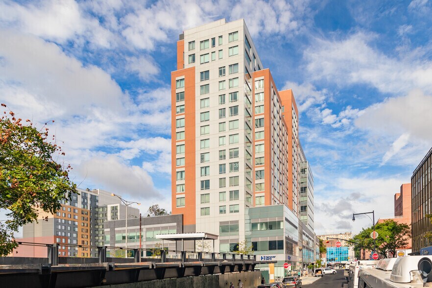 38-08 Union St, Flushing, NY à louer - Photo du bâtiment - Image 3 de 29