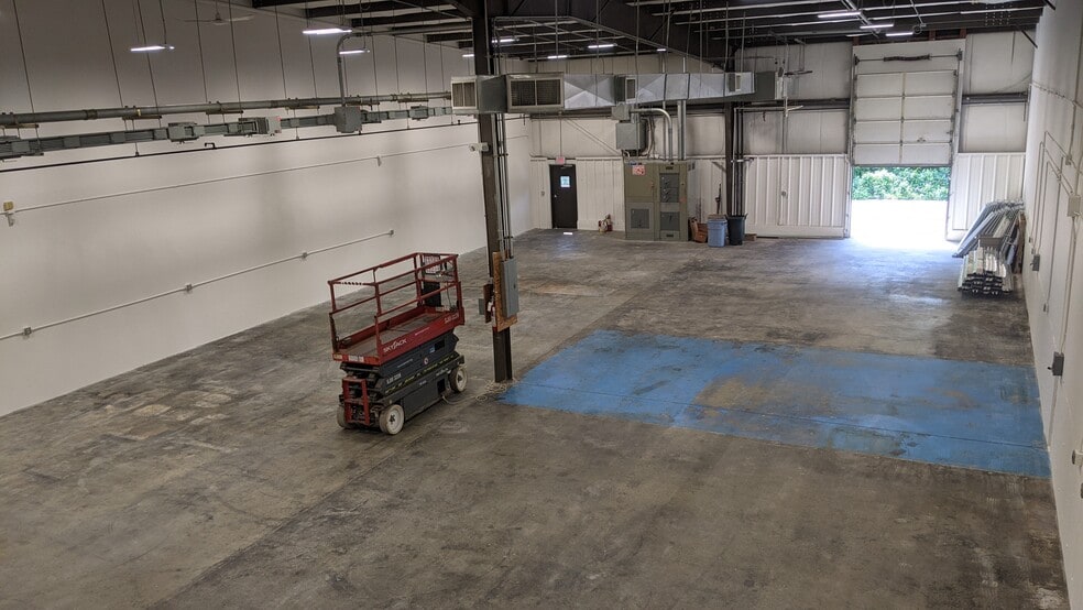 21 Commerce Dr, North Branford, CT for lease - Interior Photo - Image 3 of 9